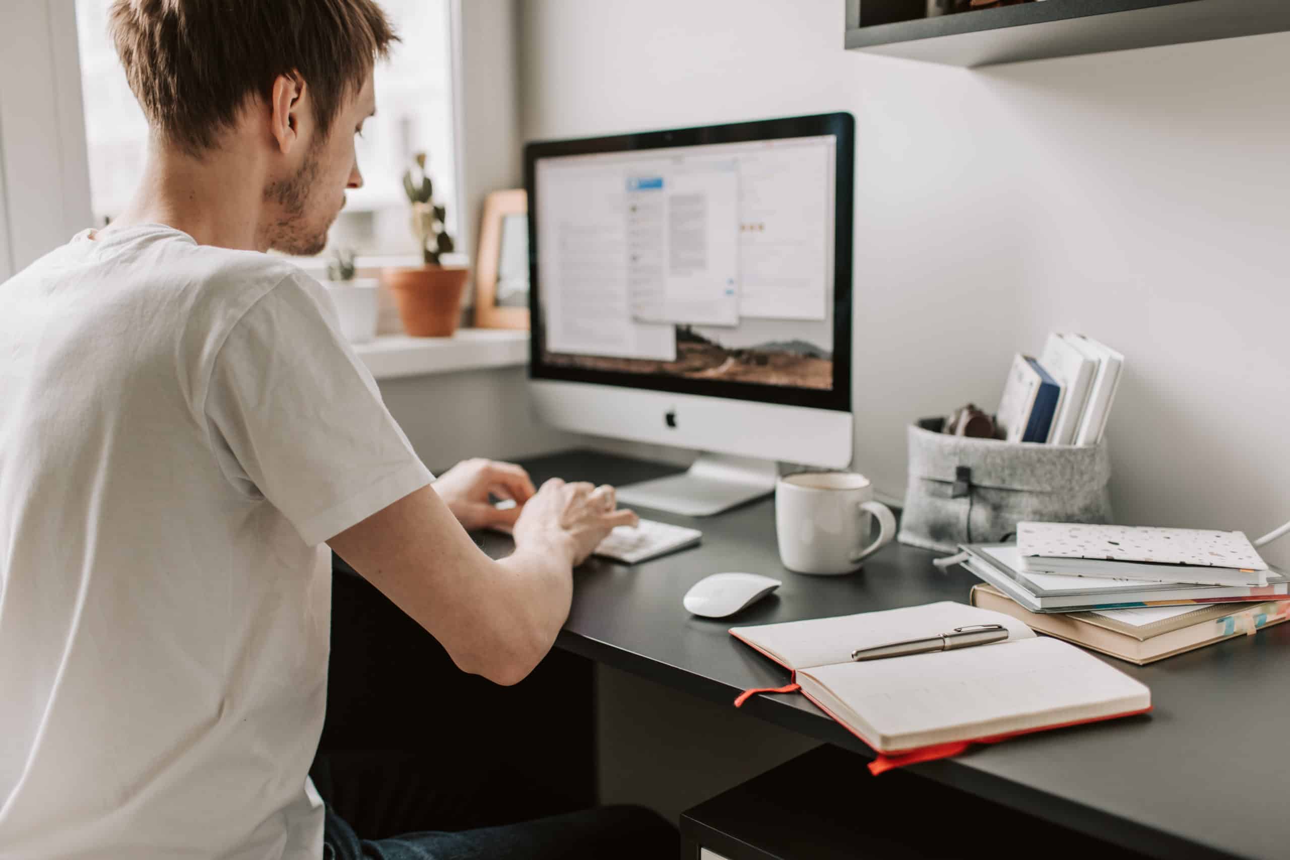 Comment aménager et équiper son bureau en télétravail ? - Televic  Conference France